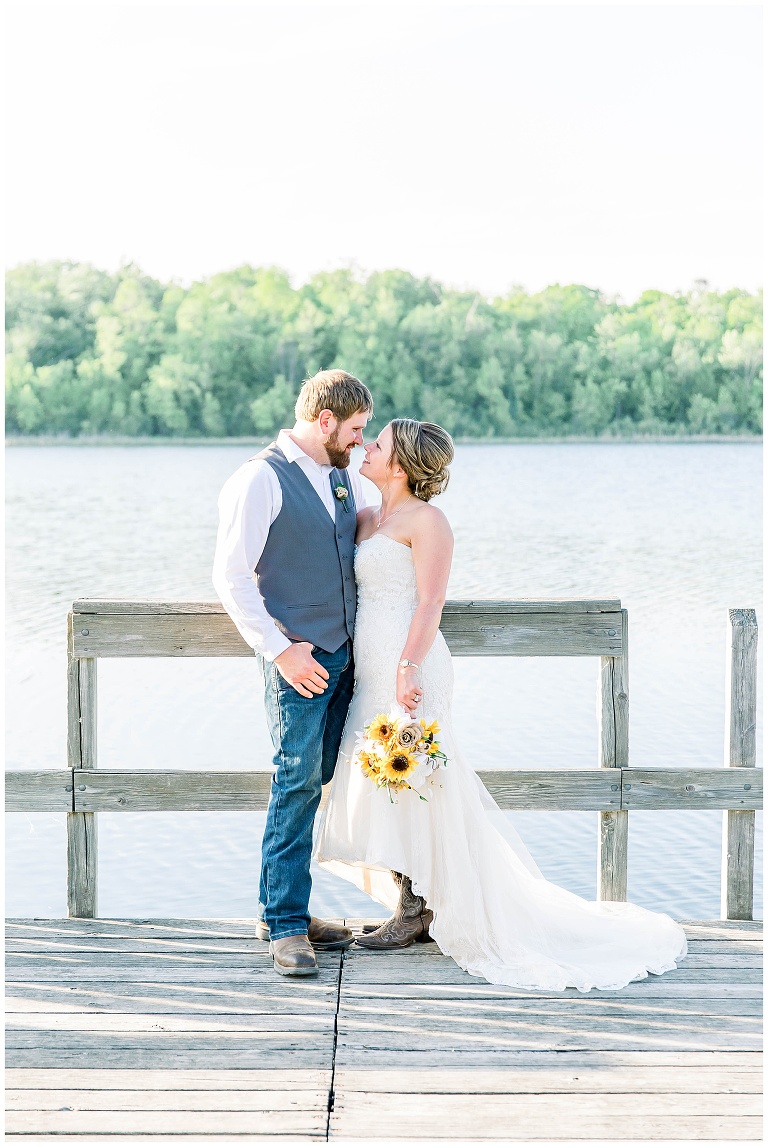 A Summer Wedding at the 1917 Barn in Cohasset, MN afbeelding