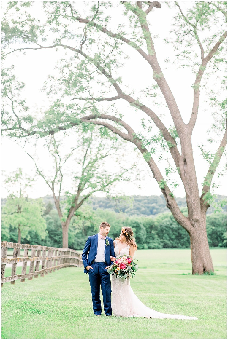 A Mayowood Stone Barn Wedding in Rochester, MN afbeelding