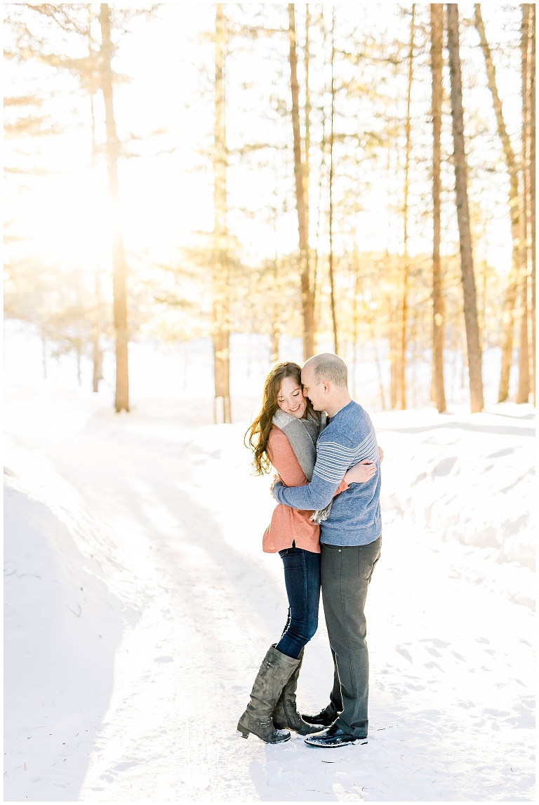 A Golden Hour Winter Engagement Session billede